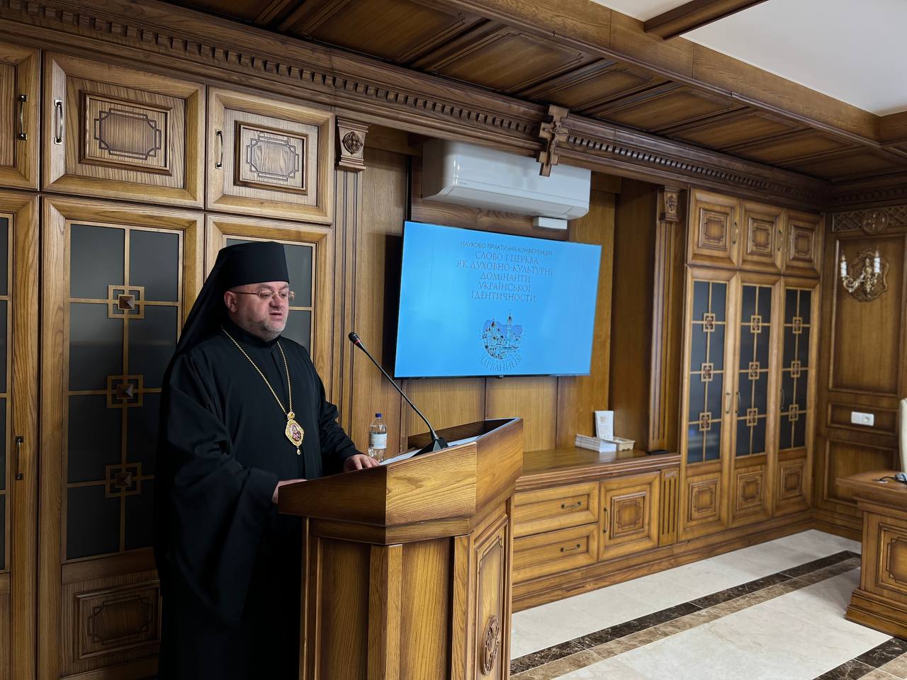 Благословення владики Володимира Фірмана під час відкриття конференції